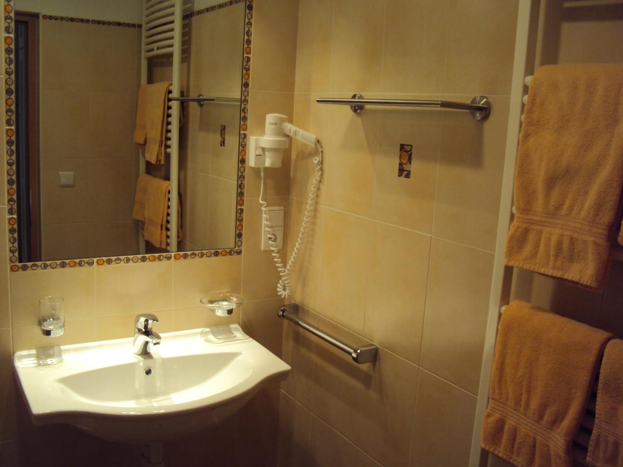 Haus Fliri Hotel Curon Venosta Szoba fotó