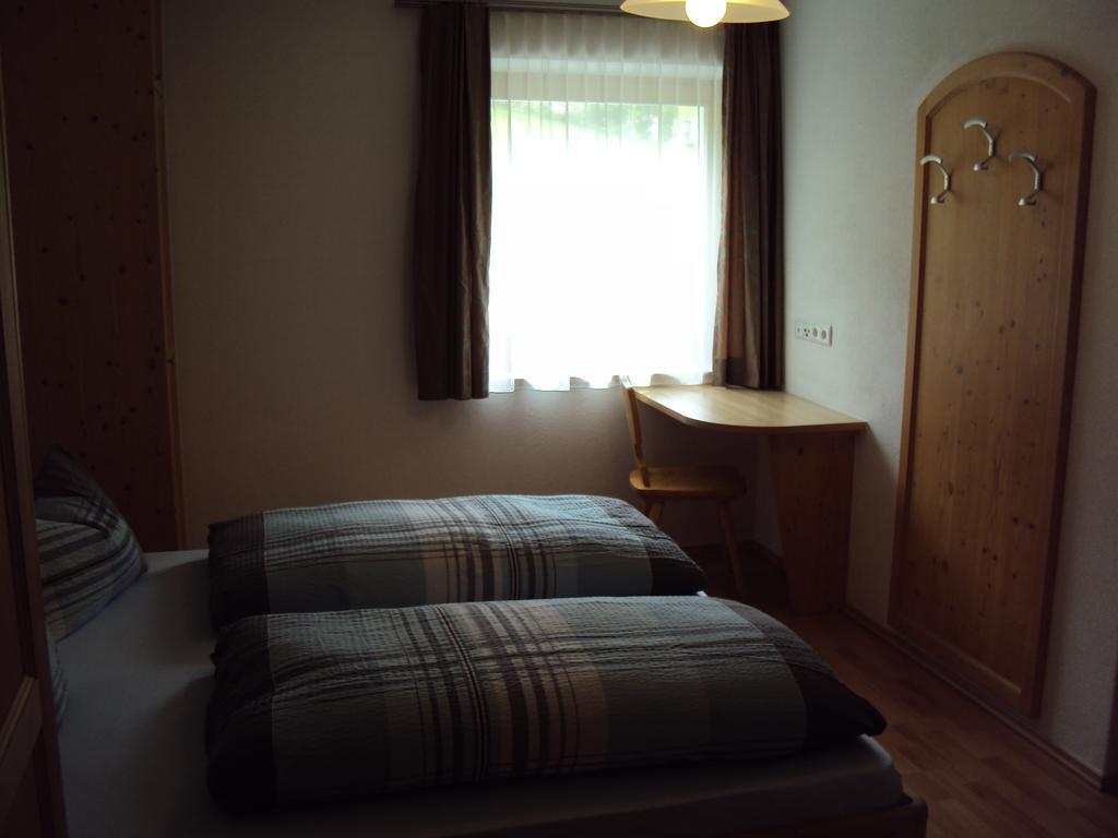 Haus Fliri Hotel Curon Venosta Szoba fotó