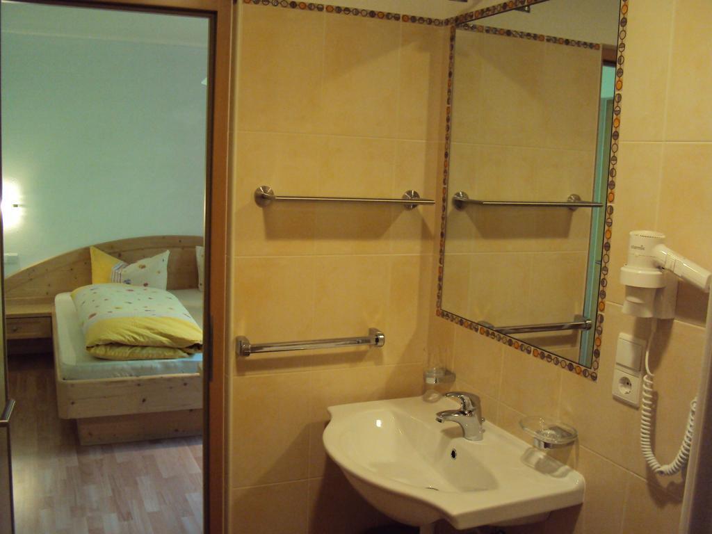 Haus Fliri Hotel Curon Venosta Szoba fotó