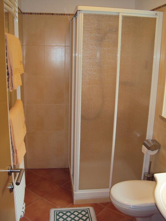 Haus Fliri Hotel Curon Venosta Szoba fotó
