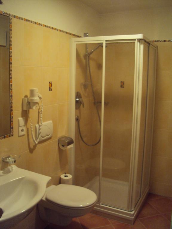 Haus Fliri Hotel Curon Venosta Szoba fotó