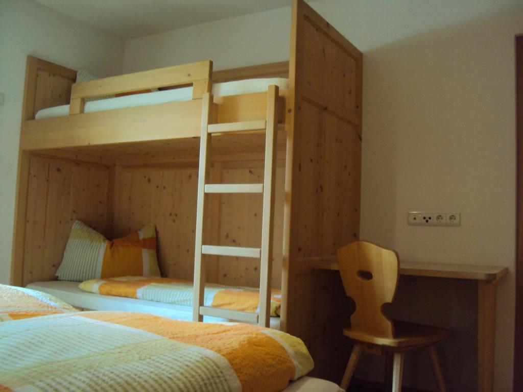 Haus Fliri Hotel Curon Venosta Szoba fotó