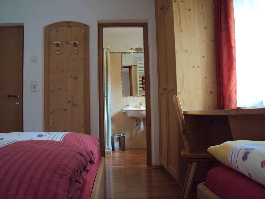 Haus Fliri Hotel Curon Venosta Szoba fotó